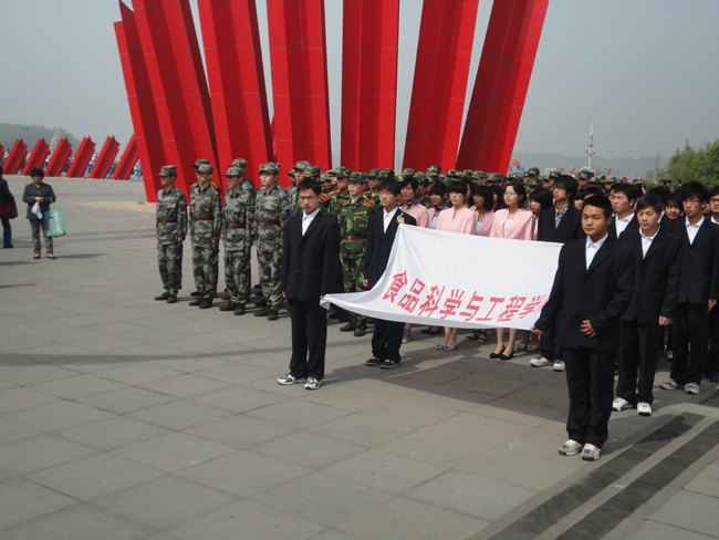 我院学生参加纪念渡江战役胜利暨南京解放62周年活动